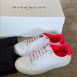 Givenchy women’s Urban Knots Sneakers Sz 35.5